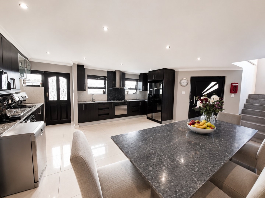 5 Bedroom Property for Sale in Flamingo Vlei Western Cape